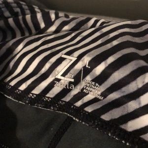 Z BY ZELLE WOMENS LARGE BLACK WHITE STRIPED ATHLETIC CAPRIS